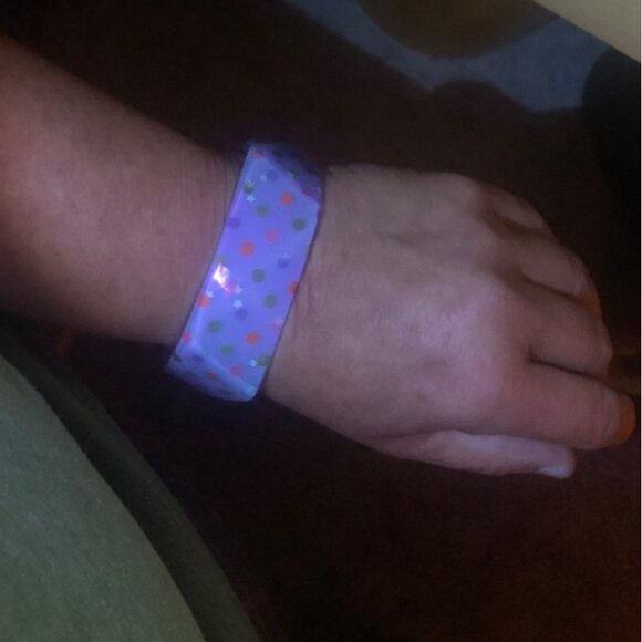 Vintage Y2K Purple Confetti Lucite Bangle Bracelet Faceted Glitter Polka Dots - Picture 2 of 8